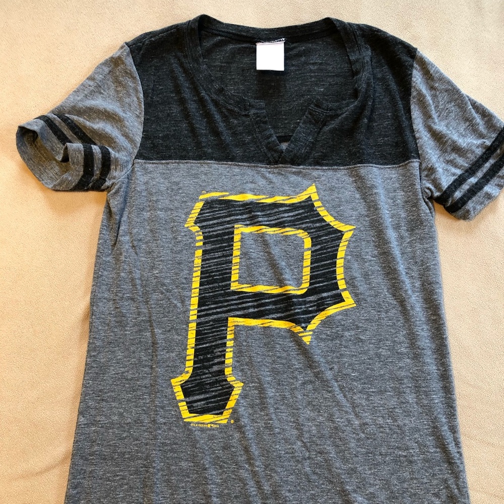 Women’s Pirates Tee Size Small